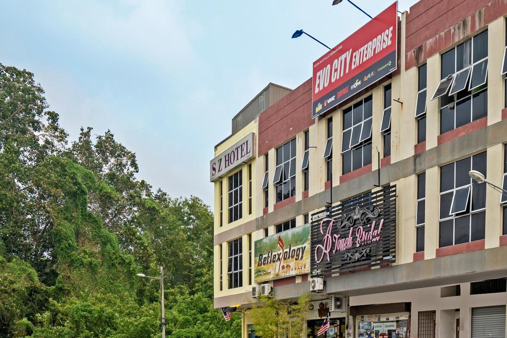 Sz Hotel Lumut Esterno foto